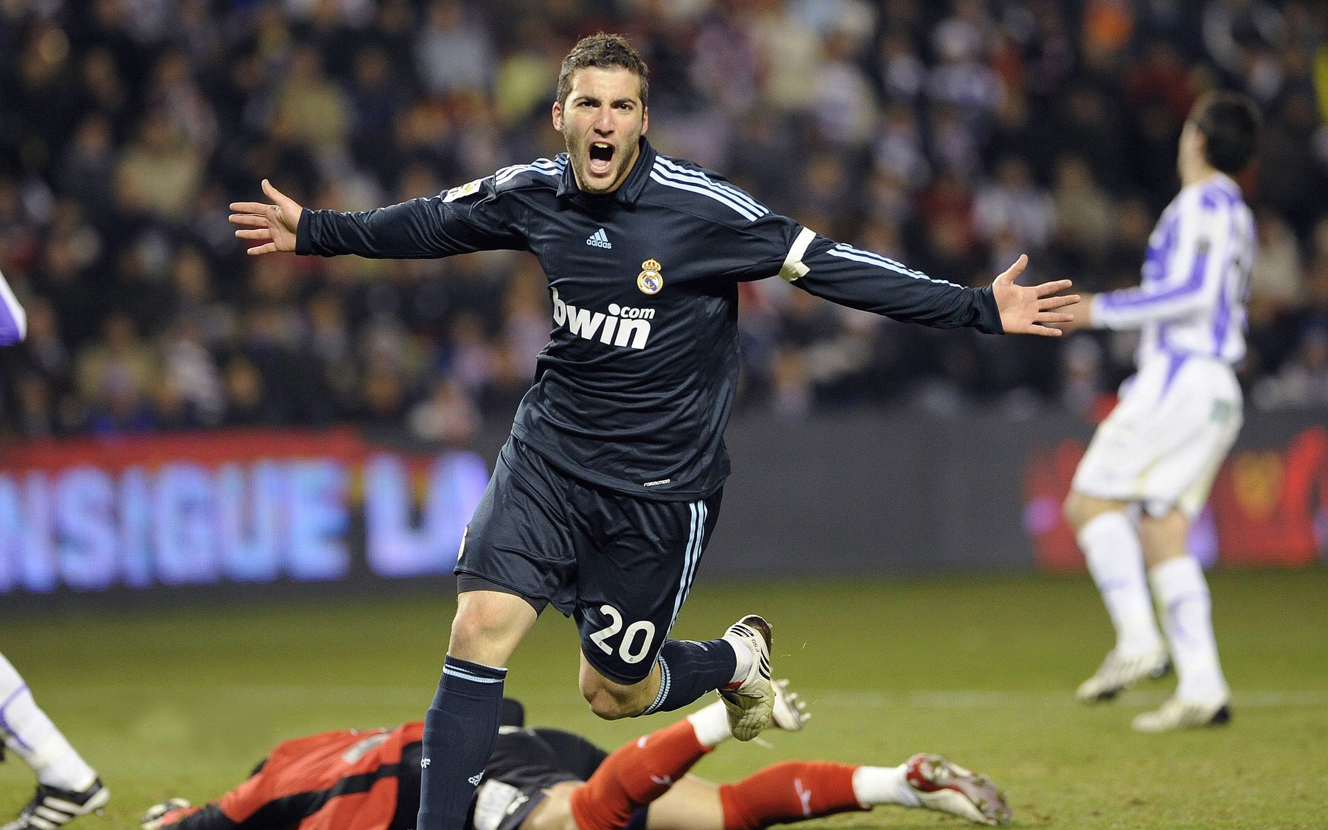 _现场现场：比赛激战，欢呼声不断_，比赛场面激烈