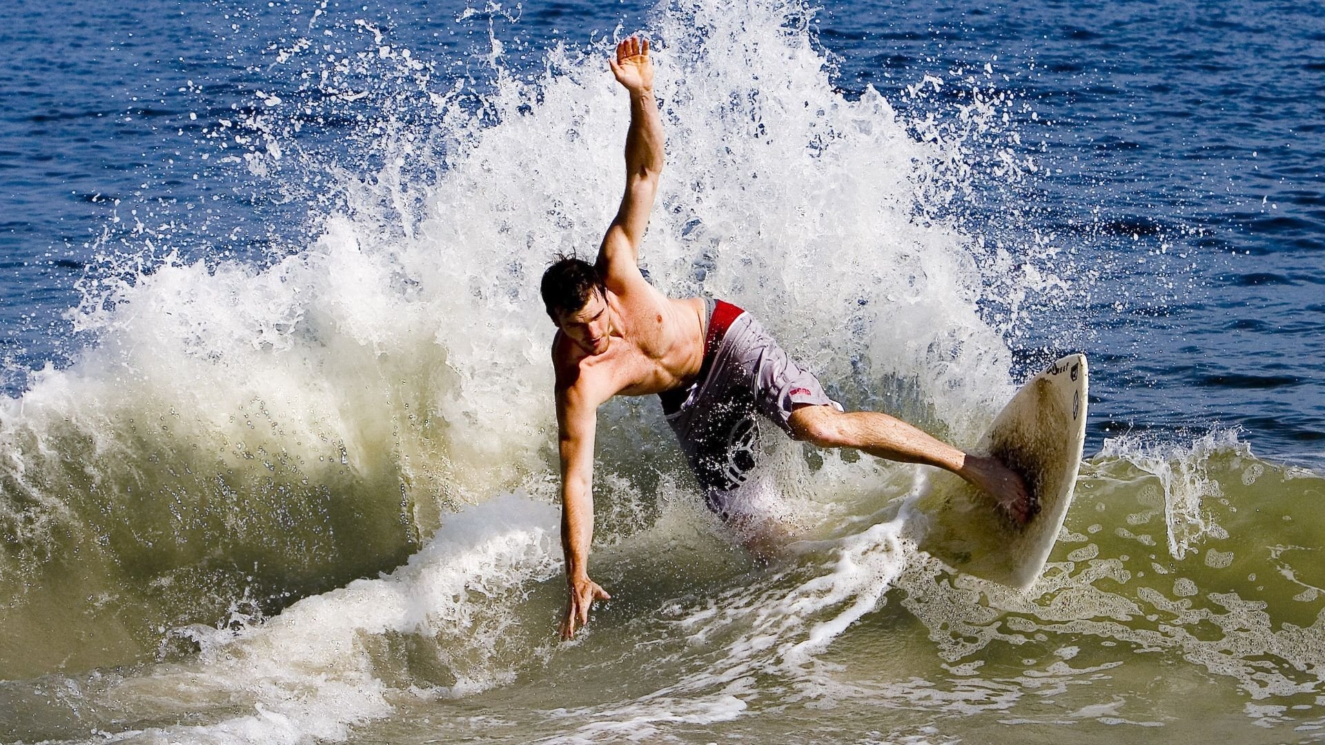 开云·体育官网APP下载-夜間水上滑索体验，激发运动激情，水上滑道尴尬视频