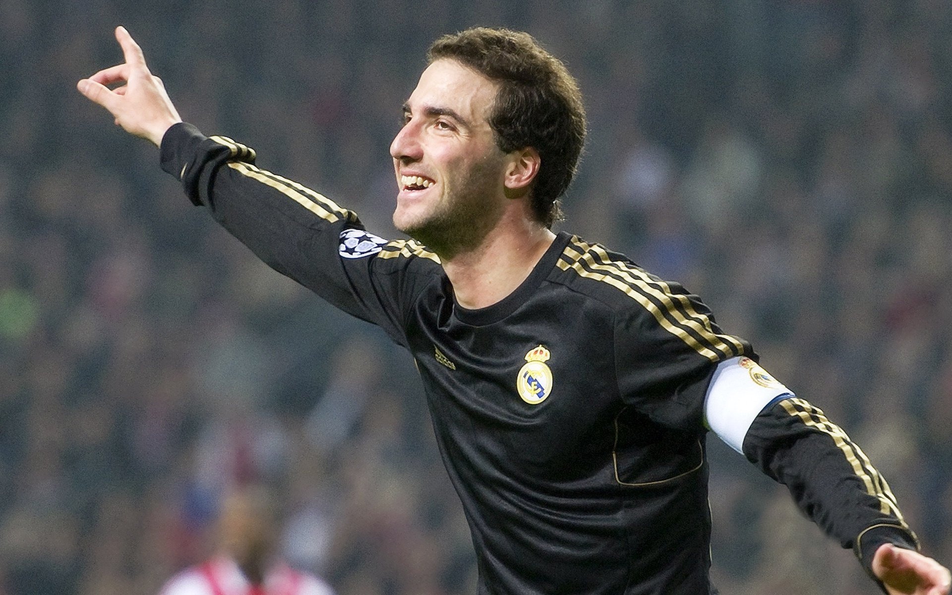 英超豪门疯狂引援，超级中场千万巨资闪耀赛场，英超足球豪门